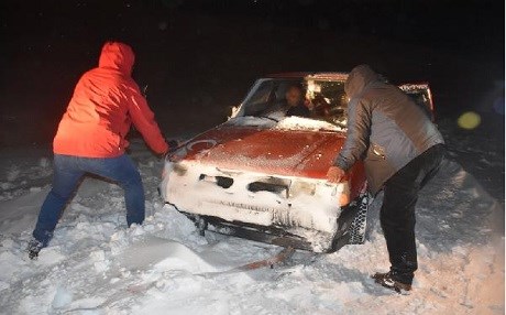 Kar ve tipi yolları kapadı