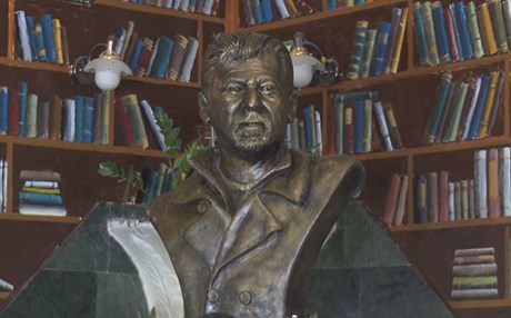 لە سلێمانی پەردە لەسەر پەیکەری بەختیار عەلی لادرا