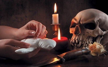 Büyü bozma ayininde çocuğunu öldürdü!