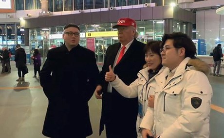 ڤیدیۆ؛ هاوشێوەکانی ترەمپ و کیم جۆنگ ئون پێکەوە پیاسە دەکەن