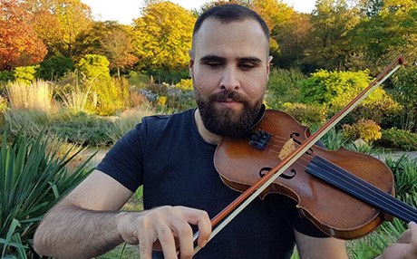 بە گوێگرتن لە میوزیكی دڵشاد سەعید فێری ژەنینی كەمان بووم