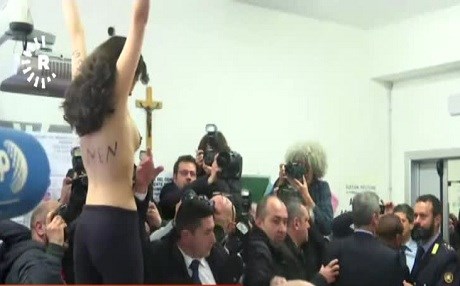 Bi vî awayî beşdariya Berlusconi di hilbijartinên Îtalyayê de hat rexnekirin