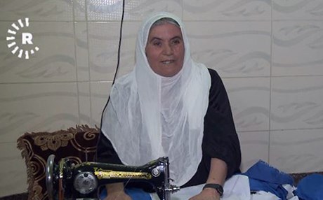 ژنێک ئاڵای یانەی دەربەندیخان خۆبەخشانە دروستدەکات