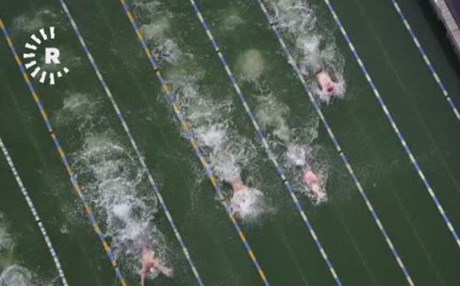 1500 کەس لە نێو بەفراودا مەلەوانی دەکەن