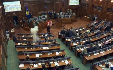 ڤیدیۆ؛ ئۆپۆزیسیۆنی کۆسۆڤۆ لەنێو پەرلەمان گازی فرمێسکڕێژ بەکاردەهێنێت