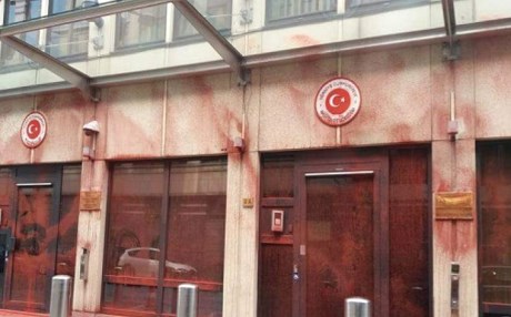 Türk Konsolosluğu’na boyalı saldırı