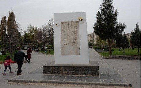 Diyarbakır’daki İnsan Hakları Anıtı’na çirkin saldırı
