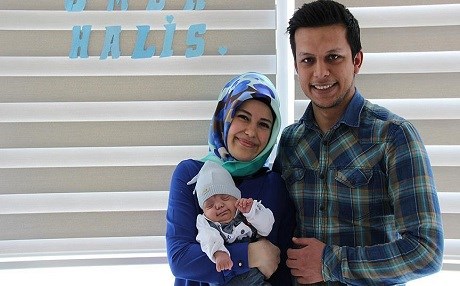 710 gram doğdu hayata tutundu