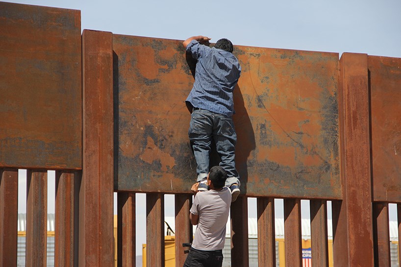 WÊNE – Derbasbûna ji dîwarê hesinî yê navbera Meksîka û Amerîkayê