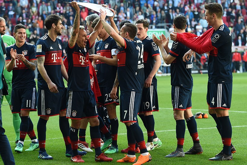 یانەی بایرن میونشن لەدەرەوەی یاریگای خۆیدا لە یانەی ئۆگسبورگی بردەوە و نازناوی خولی ئەڵمانیای بەدەستهێنا.