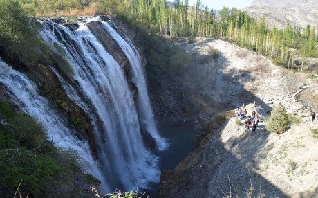 Tortum Şelalesi’nde bahar yoğunluğu