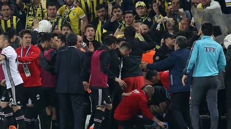 ڤیدیۆ؛ بەهۆی شەڕ و ئاژاوە یاریی فێنارباهچێ و بێشکتاش تەواونەکرا