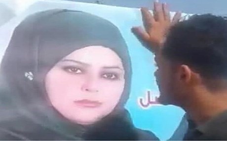 Milletvekili adayının afişine öpücük 80 bin dolara mal oldu