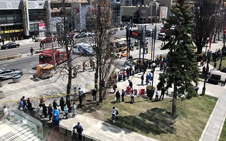 TORONTO- Araç yayaların arasına daldı