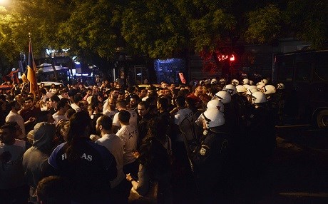 Muhalifler yeniden sokağa indi