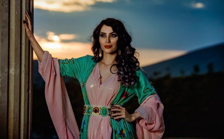 Jineke Kurd û du keçên wê li Silêmaniyê dîzayner û cildûrên cilûbergên kurdî ne