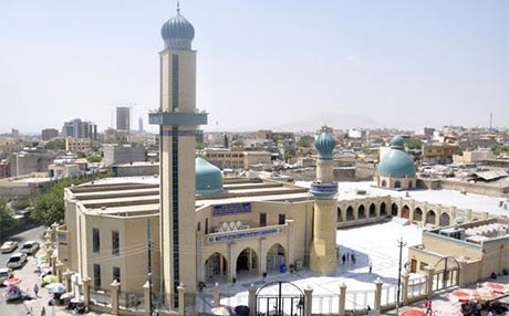 Din adamları farklı partilerden aday