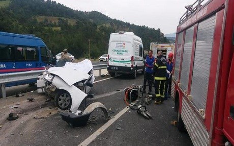 TIR'a çarpıp ikiye bölündü: 3 ölü, 2 ağır yaralı