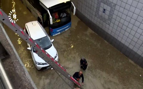 15 dakikalık şiddetli yağış Ankara’yı vurdu