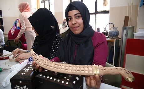 Ahşap süs eşyaları üreterek para kazanıyorlar