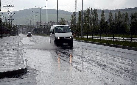 Kürt kentinde sağanak yağış zarara yol açtı