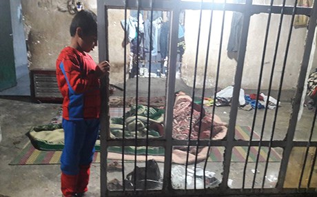 دوو منداڵ دەبنە قوربانیی نەخۆشییەكەی باوكیان