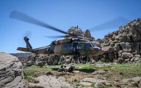 Du firokeyên şer ên Tirkiyê quntara çiyayê Qendîlê bombebaran dikin