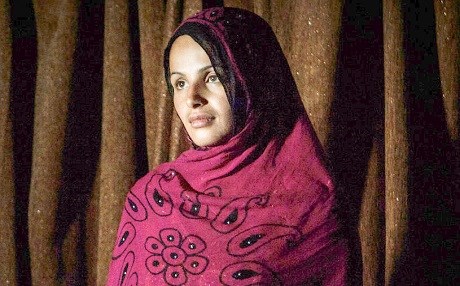 Tevî ku 18 salî ye bi sê birayan re dane zewicandin