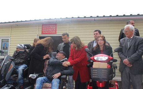 Astengdar bi wesayîtên xwe yên nû şad bûn