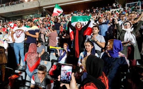 لەدوای شۆڕشی ئێران بۆ یەکەمجارە رێگە بە ئافرەتان دەدرێت بچنە نێو یاریگا