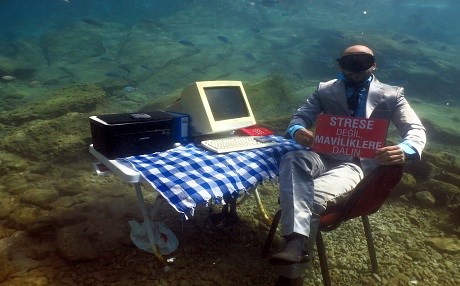 Su altında ofis kurdular