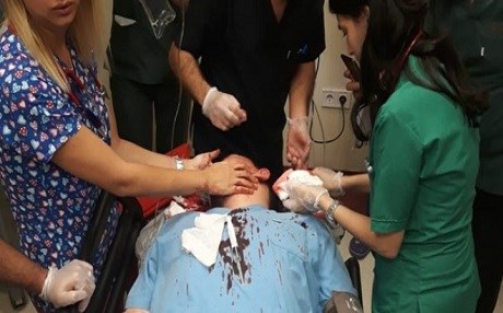 URFA - Çocuğunun ateşi düşmeyince doktora parke taşıyla saldırdı