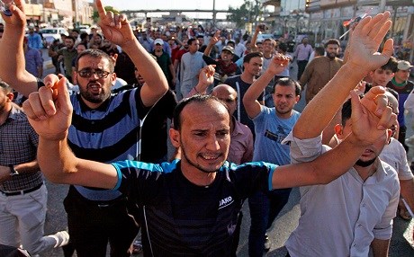 Protestocular sınır kapısı yolunu kapattı