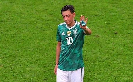 رئيس البرلمان الألماني يُحمّل اتحاد كرة القدم مسؤولية تفاقم أزمة أوزيل