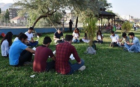 Yüksekovalı gençlerden parkta kitap okuma etkinliği