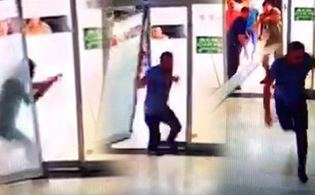 Hasta yakını yoğun bakım kapısını kırıp doktora saldırdı