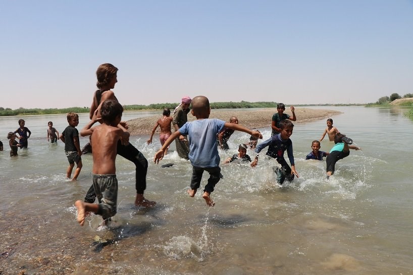 FOTO - Deyrezorlu çocuklar hem serinliyor hem eğleniyor