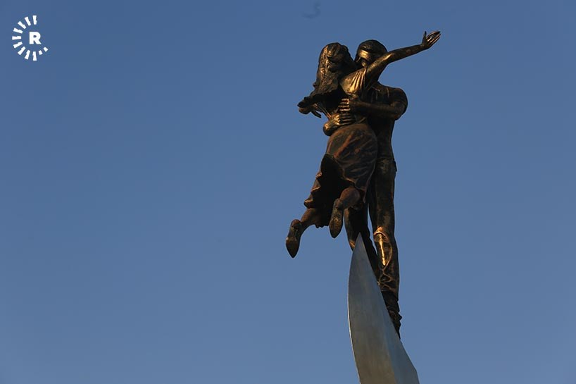 Sculptor Zirak Mira unveils ‘Love and Culture’ statue in Sulaimani