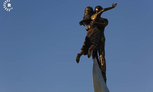 Sculptor Zirak Mira unveils ‘Love and Culture’ statue in Sulaimani