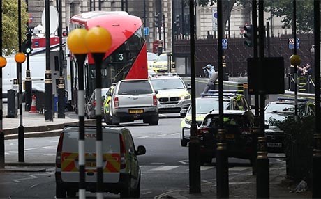 London: Otomobîlekê xwe li dîwarê ewlehiyê yê parlamentoyê xist