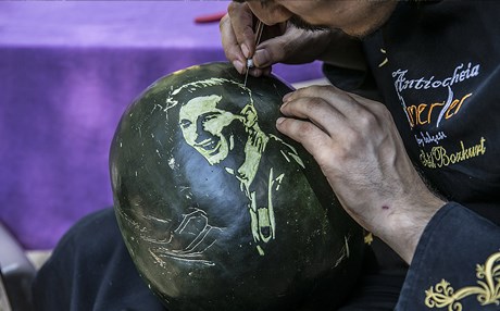 Dünyaca ünlü simaları karpuz üzerine işliyor