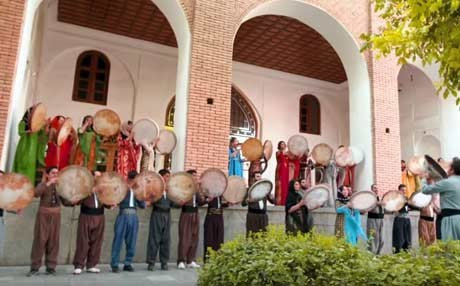 کۆمەڵێک کچ و کوڕی کورد لە نوێترین کلیپی سامی یوسف دەف دەژەنن