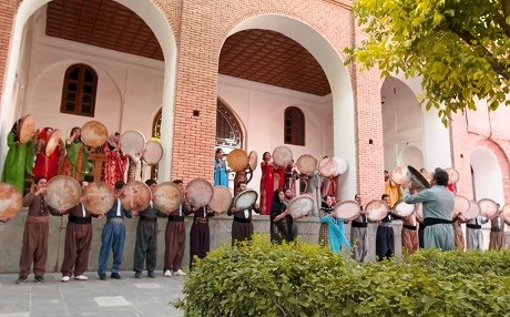 Keç û xortên Kurd di klîpa Samî Yûsif de def dijenin