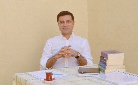 Demirtaş: Rewşenbîr çima forumên hêviyê saz nakin?