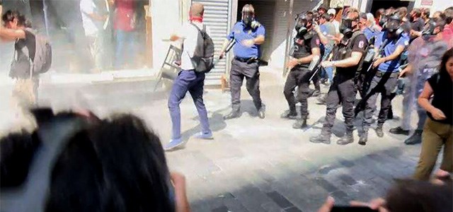 لە ئیستەنبوڵ گرژی لەنێوان پۆلیس و دایکانی شەممە روویدا