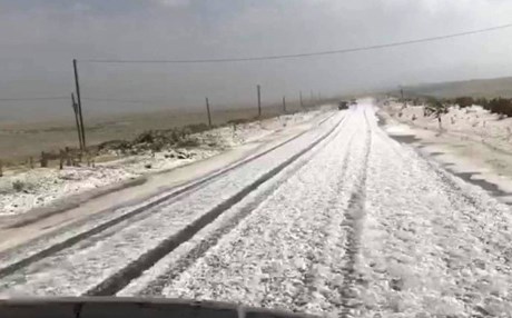KARS - Yazın ortasında yollar beyaza büründü