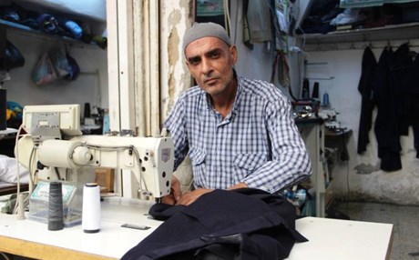 Urfalı terzi, kafasında 30 çiviyle yaşıyor!