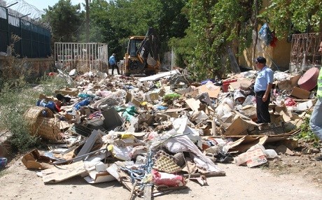 Li Xarpêtê di mala welatiyekî de 8 kamyon gilêş derket