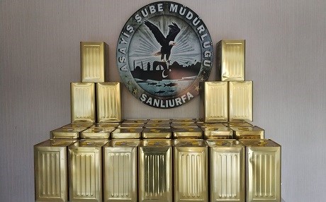 Xwe wek polîs dan nasîn û 135 teneke hingiv revandin