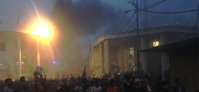 Xwepêşanderên Besrayê Konsulxaneya Îranê şewitandin